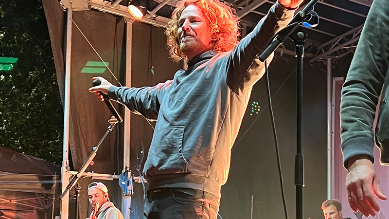 Singer Songwriter Michael Schulte auf der Bühne in Duisburg